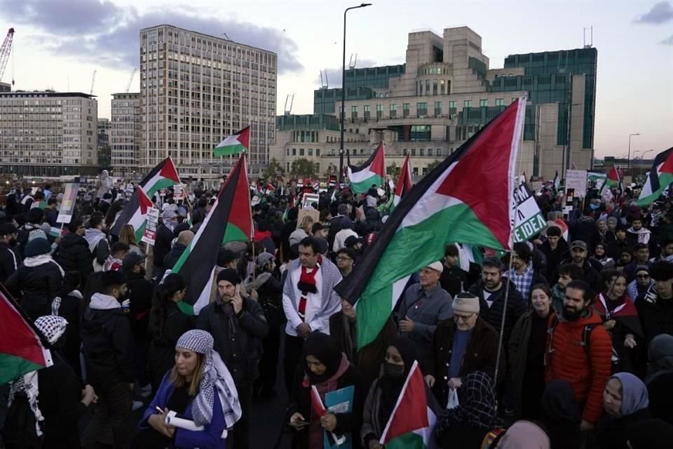 Los manifestantes caminan por el puente de Vauxhall durante una protesta propalestina en Londres.