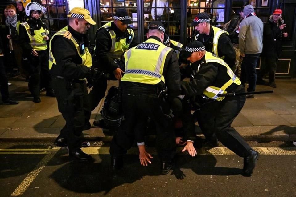 Agentes de Policía detienen a un hombre en la calle de Whitehall, cerca de la 'Marcha Nacional por Palestina'.