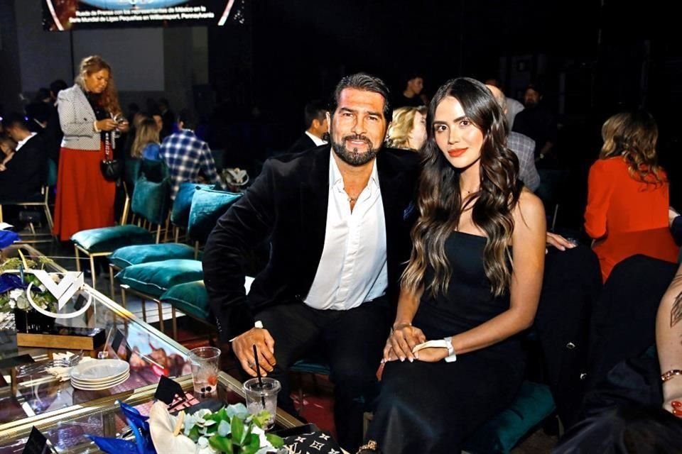 Arturo Carmona y su acompañante.