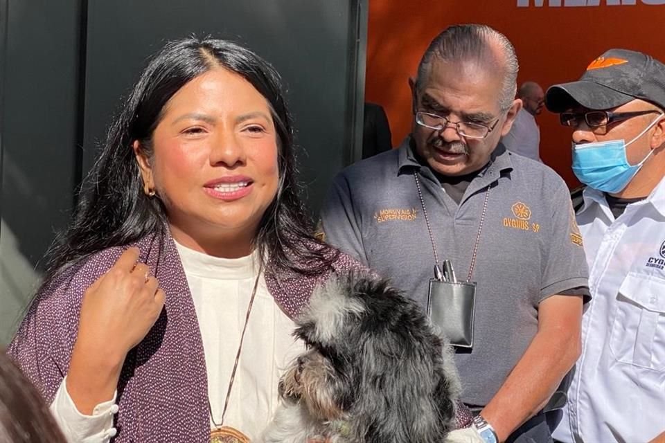 La senadora Indira Kempis acudió a registrar su precandidatura presidencial con MC acompañada de su esposo y su perro.