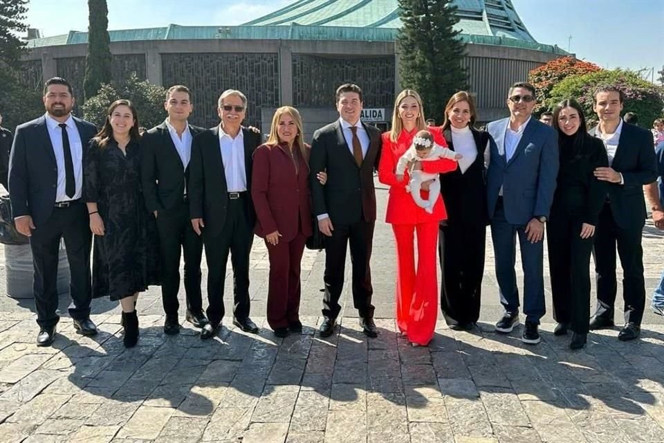 Ya en la Ciudad de México y antes de acudir a las oficinas de Movimiento Ciudadano, Samuel fue a la Basílica de Guadalupe en compañía de sus seres queridos y familia política.