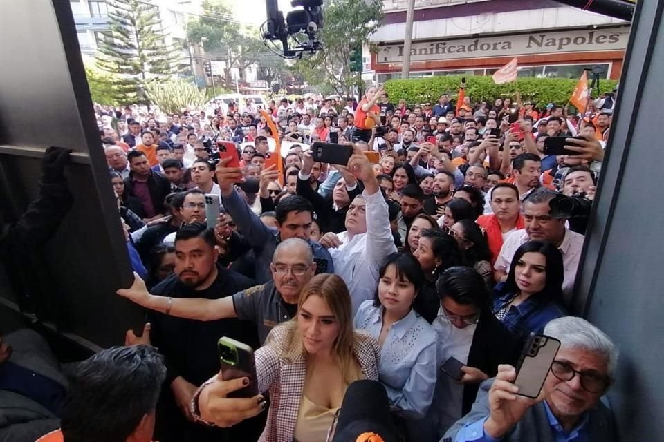 A su llegada a las oficinas en la Colonia Nápoles a las 12:00 horas, decenas de personas ya esperaban a Samuel García.