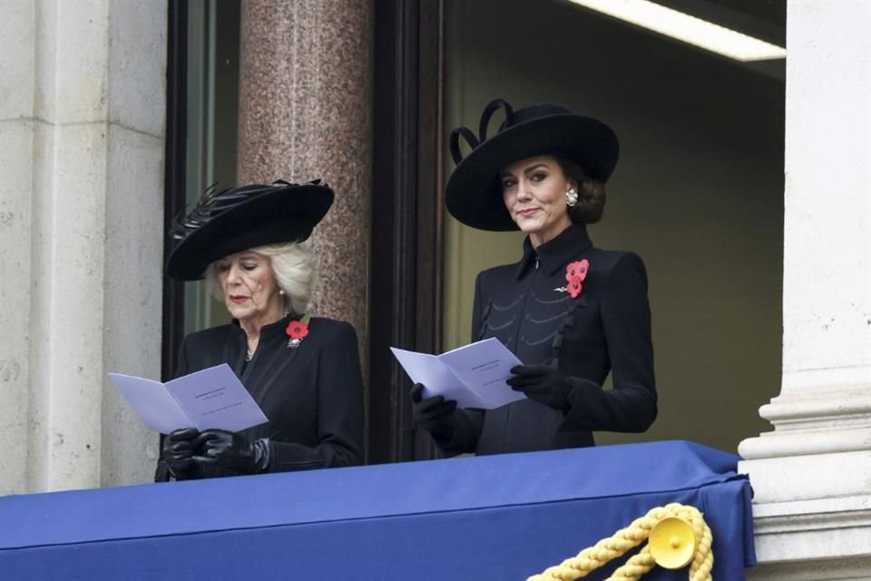 La Reina Camila y la Princesa de Gales se sentaron en un balcón durante la ceremonia. Ambas lucieron trajes sombríos con motivo al evento.