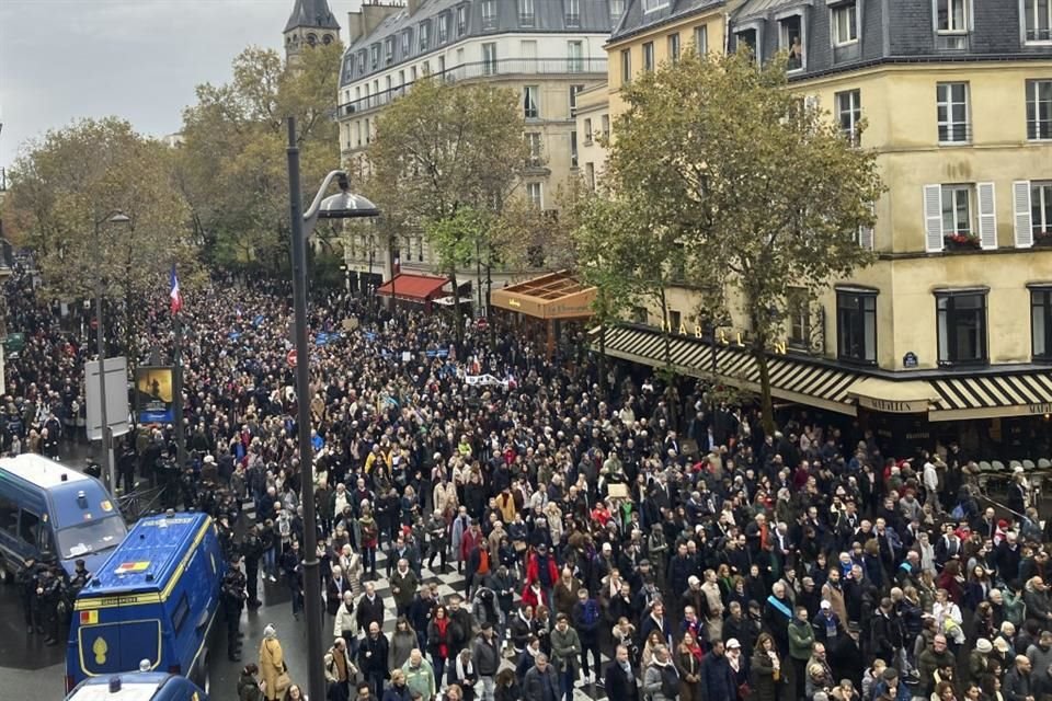 Miles de personas marchan contra el antisemitismo en París, Francia.