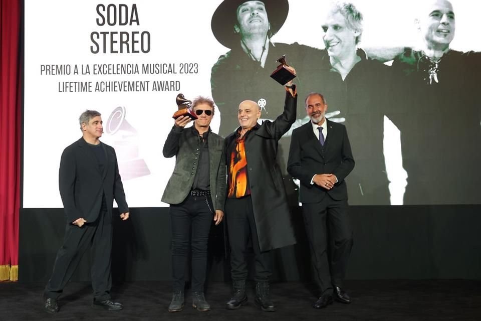 Charly Alberti y Zeta Bosio levantaron con orgullo el que consideran primer gramófono en la trayectoria de Soda Stereo.