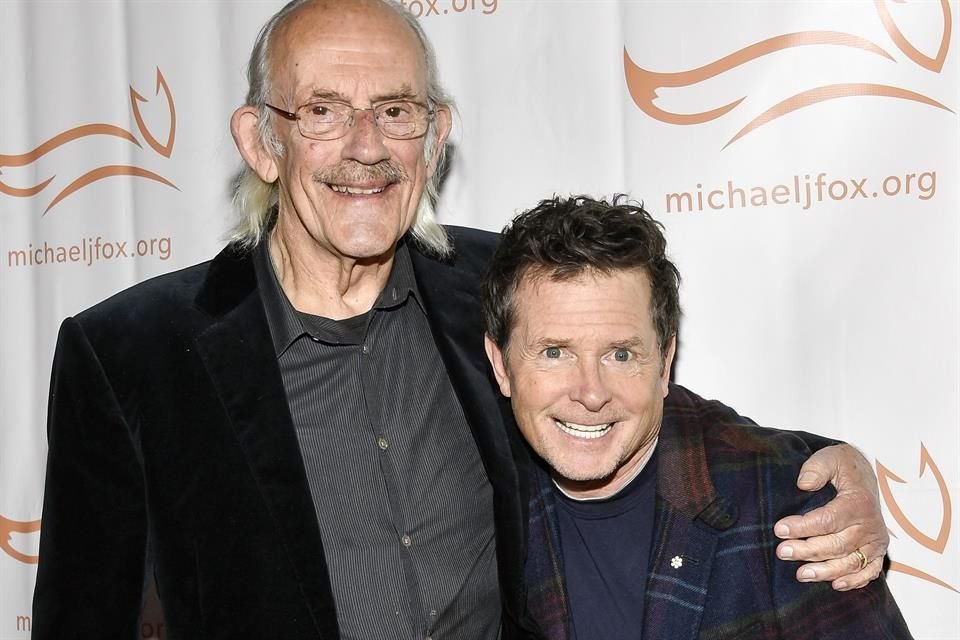 ¡Se reencuentran Marty y Doc! Christopher Lloyd acudió a un evento de la fundación de Michael J. Fox, donde compartieron un momento juntos.