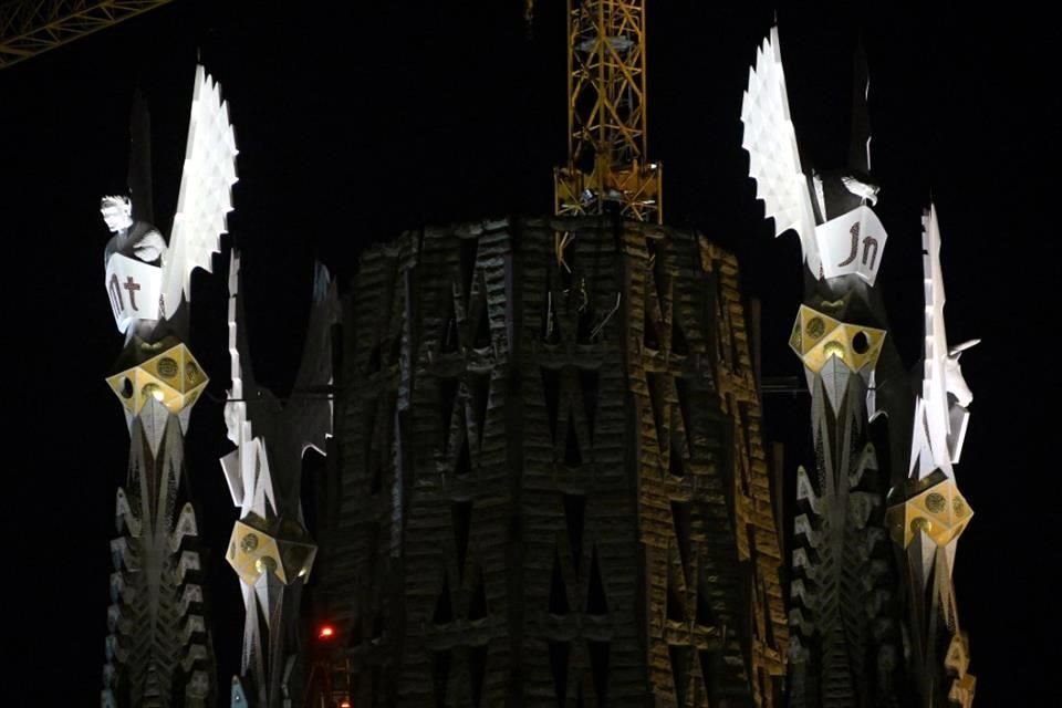 De frente, las torres dedicadas a los evangelistas Mateo y Juan, que rematan con esculturas de un busto humano y de águila, respectivamente.