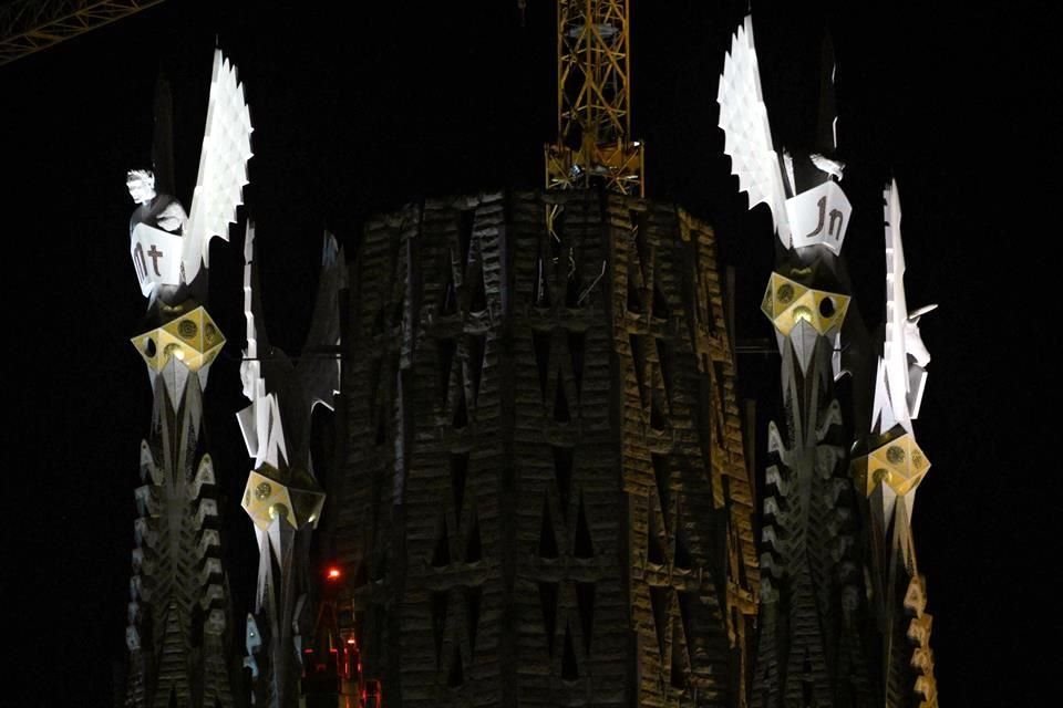 Las otras dos torres, consagradas a Lucas y Marcos, tienen remates en forma de toro y león.