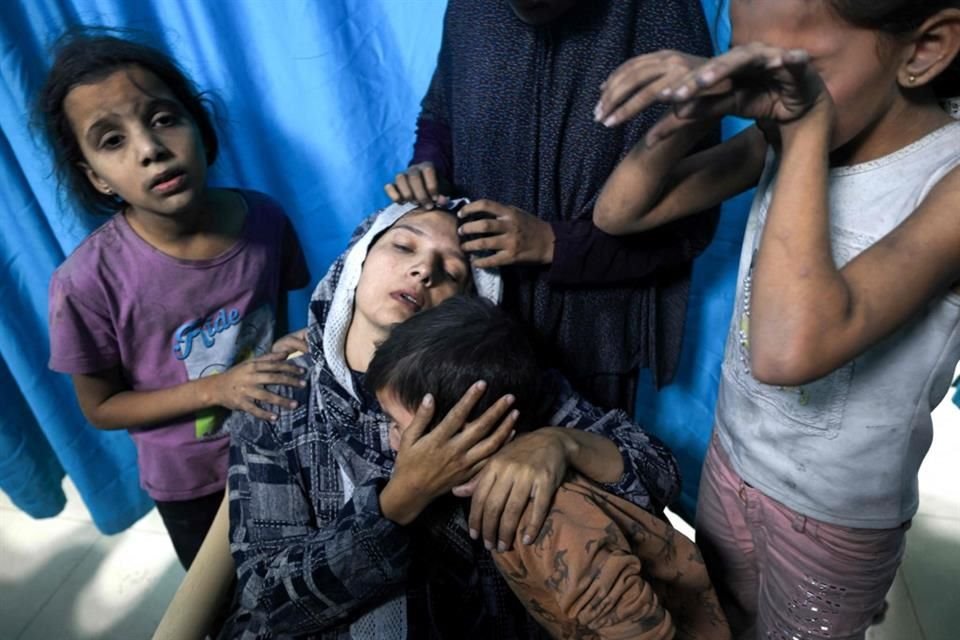 Una mujer palestina herida es abrazada por su hijo a la llegada al Hospital de Nasser en la Franja de Gaza.
