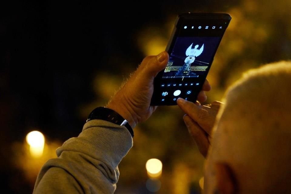 Habitantes de la ciudad y turistas se dieron cita para presenciar la iluminación de las cuatro torres y sus remates.