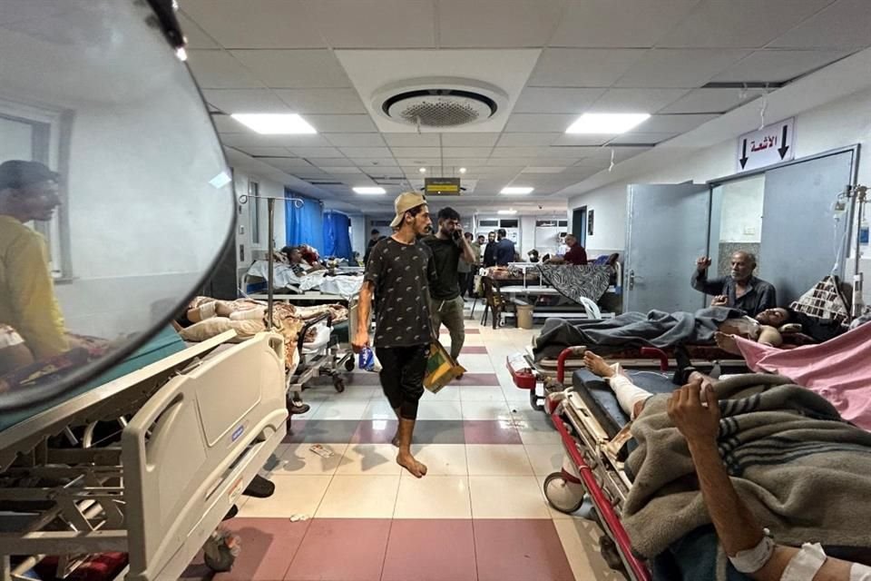 Un hombre camina entre pacientes en el hospital de Al Shifa en Gaza.