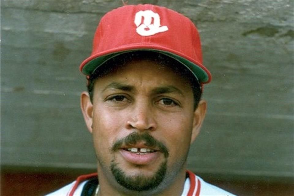 Lorenzo Bundy jugó de 1985  a 1988 con los Diablos Rojos del México, ganando tres títulos con la organización escarlata.