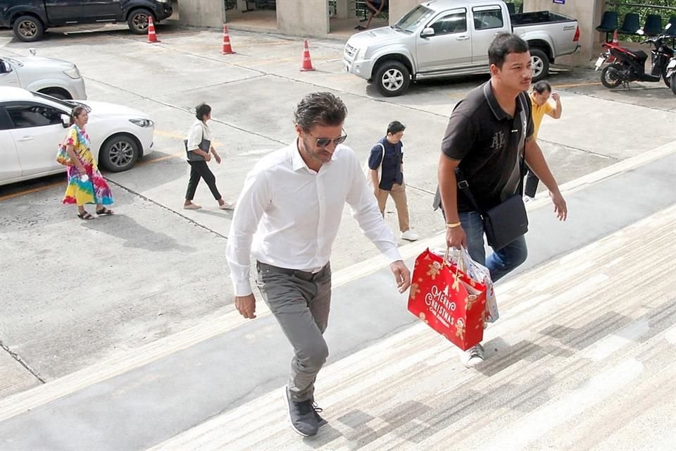 La prensa captó al actor español Rodolfo Sancho, llegando al Tribunal Provincial de Ko Samui.