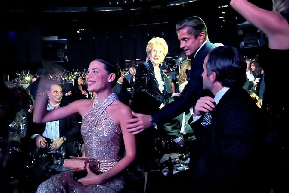 Sonriente, en primera fila, Michelle Salas disfrutó el concierto junto a su esposo Danilo Díaz y su tío Alejandro Basteri desde tierras regias.