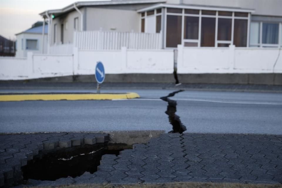 Una fisura causada por un terremoto en un camino en el pueblo de Grindavik, Islandia, el 13 de noviembre.
