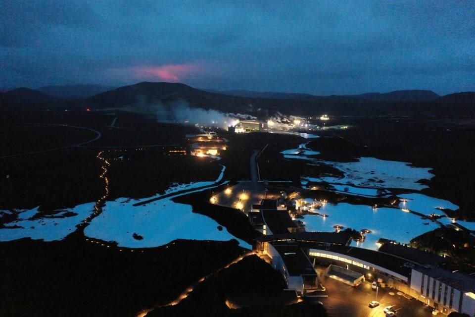 El brillo del magma producido por el volcán Fagradalsfjall ilumina el cielo en Islandia, el 20 de marzo de 2021.