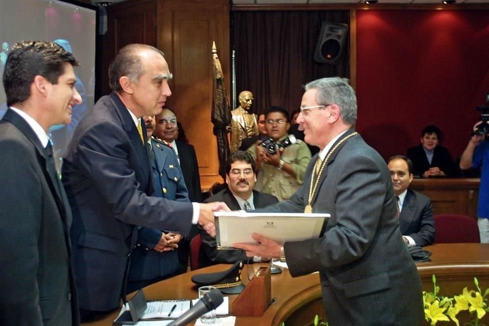 En 2002, el Arq. Héctor Benavides recibió la Medalla al Mérito Cívico Diego de Montemayor, de manos del entonces Gobernador de NL, Fernando Canales, y el Alcalde de Monterrey, Felipe de Jesús Cantú.