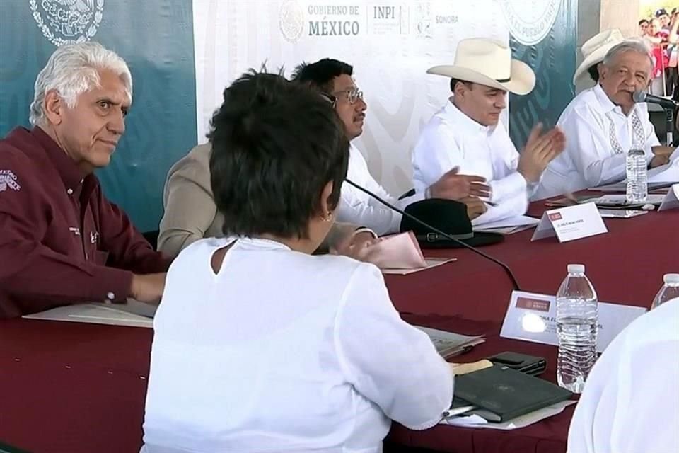 El Presidente también apresuró a Germán Martínez (camisa guinda), titular de la Conagua, con la finalidad de que agilice la tramitología y que el distrito de riego ya quede en manos de los yaquis.