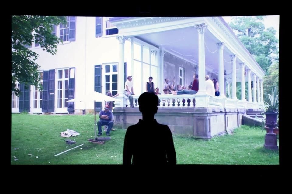 La muestra se constituye por performances, instalaciones, videos y pinturas.