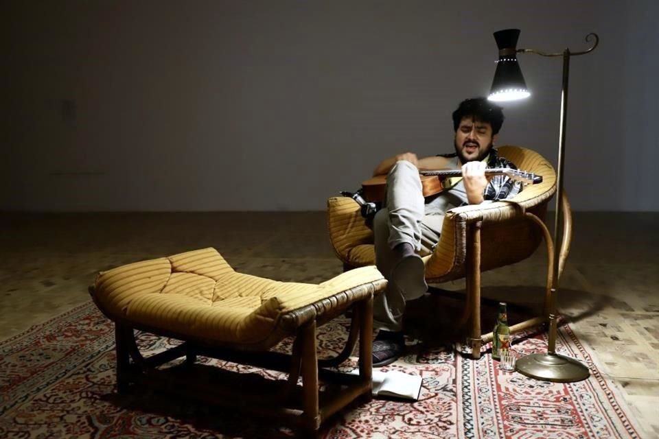 Un momento del performance 'Take Me Here by the Dishwasher: Memorial for a Marriage (Tómame aquí sobre el lavavajillas: Memorial para un matrimonio).