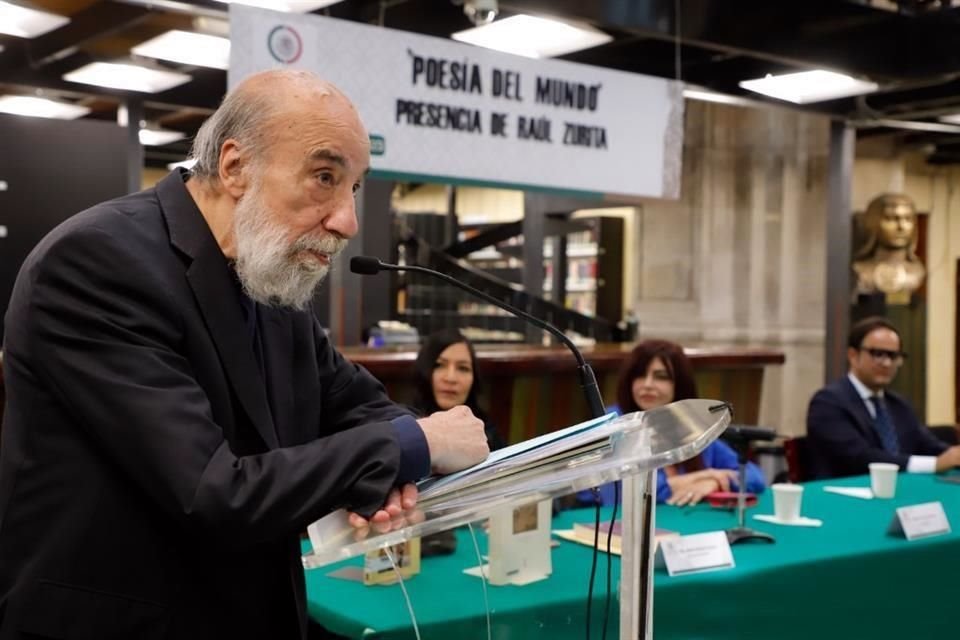 El reconocimiento al poeta chileno Raúl Zurita fue entregado en la Biblioteca del Congreso de la Unión.