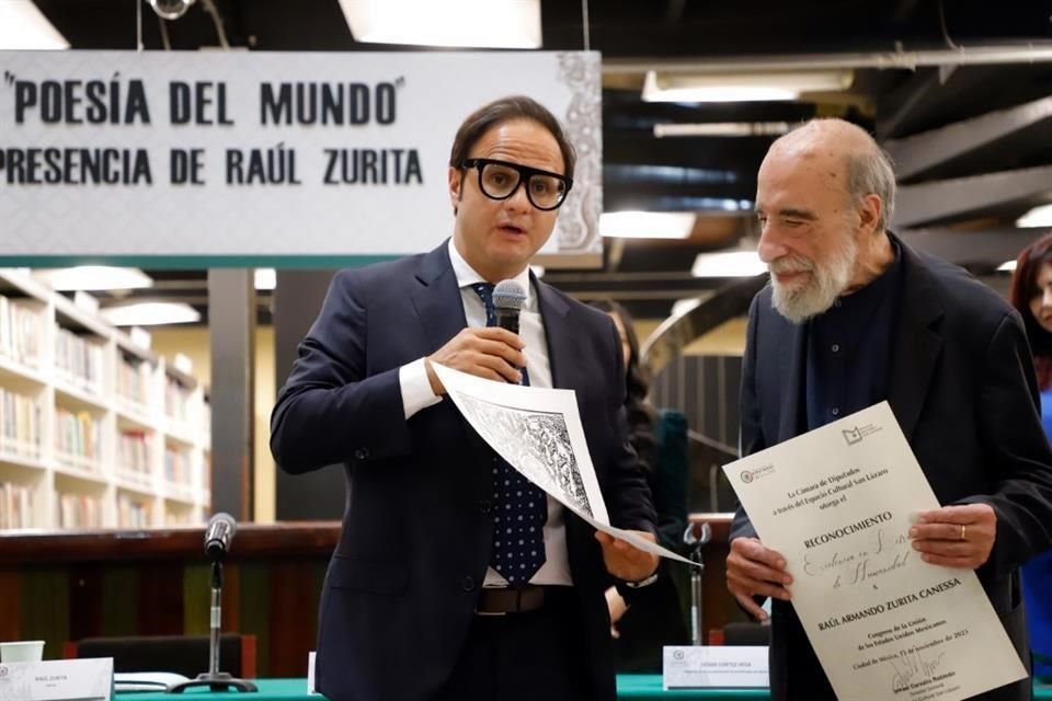 Ismael Carvallo, director del Espacio Cultural San Lázaro, entregó la distinción a Zurita.