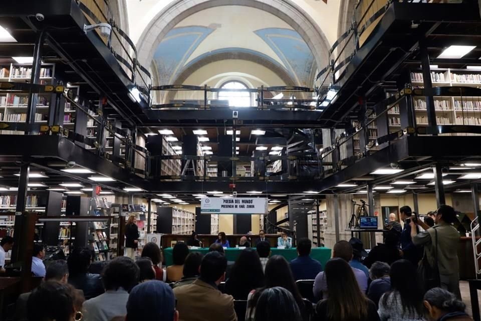 Acompañaron a Raúl Zurita en el homenaje Carmen Rojas Larrazábal, directora de la editorial El Arco & la Flecha Editores, y María Vázquez, directora de la biblioteca de la Cámara de Diputados.