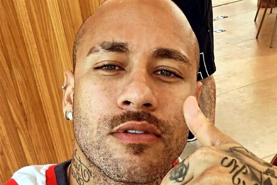 En días pasados, Neymar publicó esta foto para presumir su nuevo look.