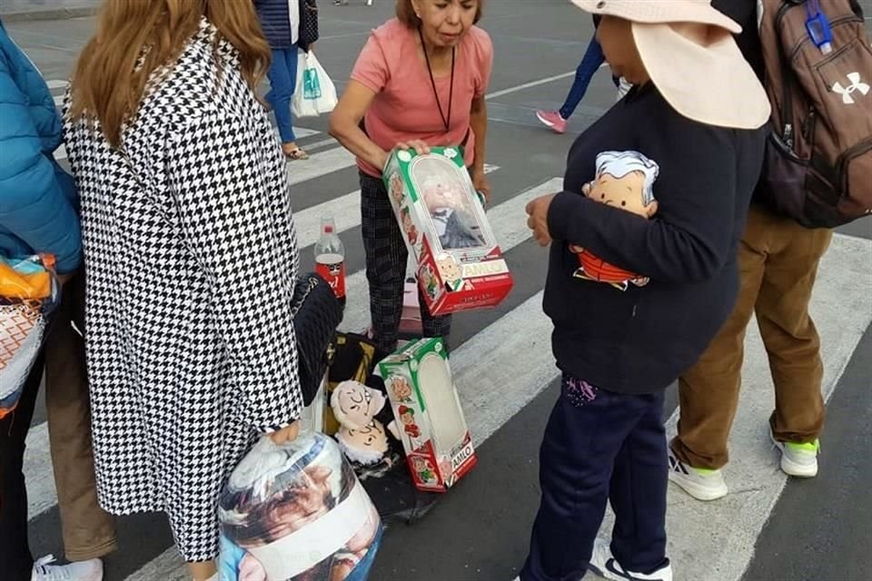 Los seguidores de AMLO se dieron cita en la plancha del Zócalo, pese a que el Mandatario está de gira en los estados de Sonora y Sinaloa.