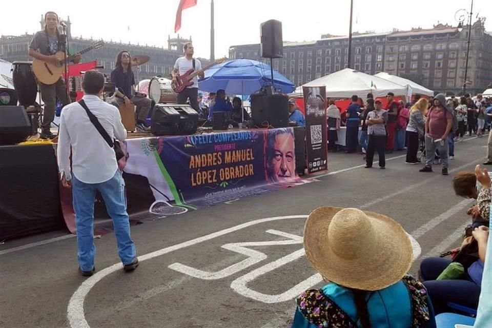 Simpatizantes de Andrés Manuel López Obrador celebraron el cumpleaños número 70 del Presidente.