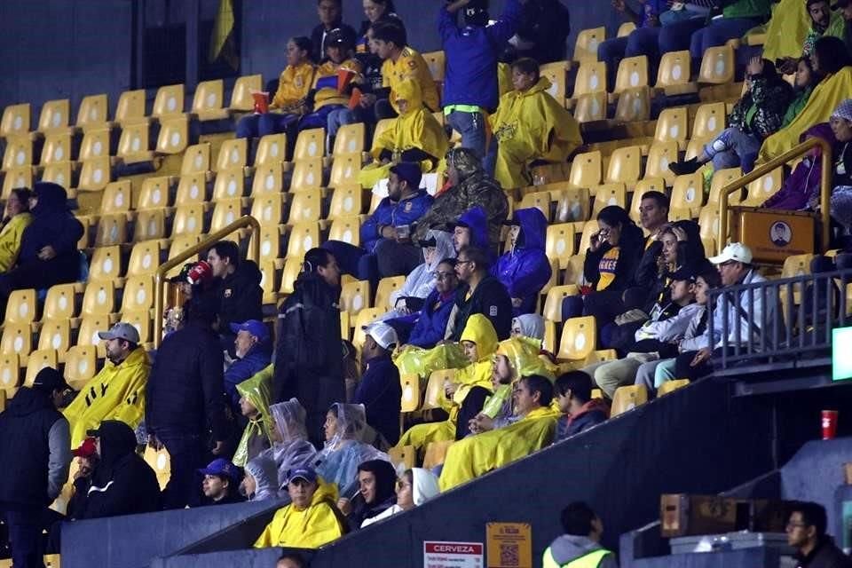 Pocos fueron los aficionados que se dieron cita en el Universitario, algo poco habitual.