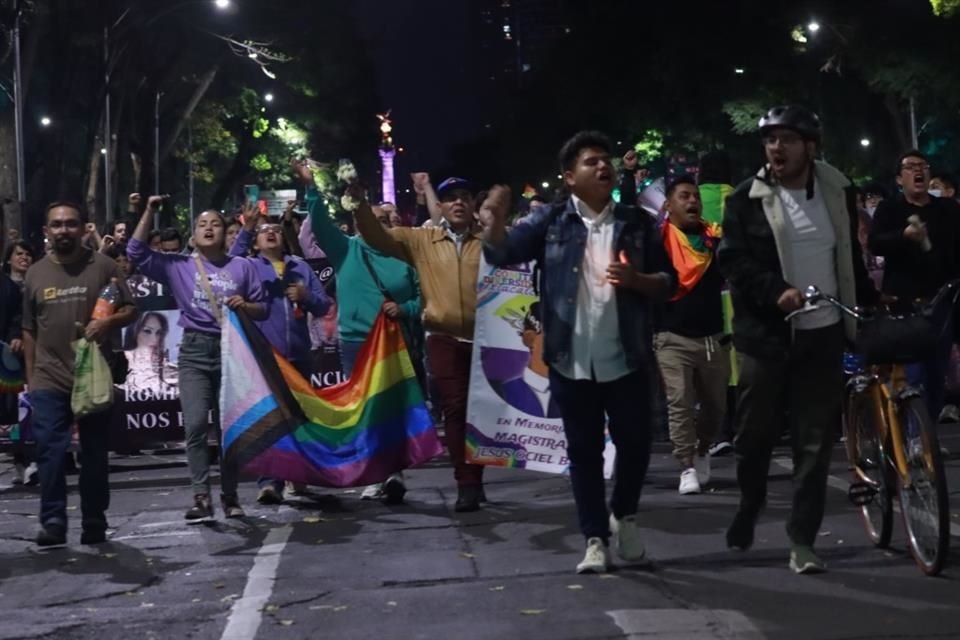 Miembros de comunidad LGBT+ protestaron frente a Estela de Luz para exigir justicia por muerte de Magistrade Baena; acusan crimen de Estado.