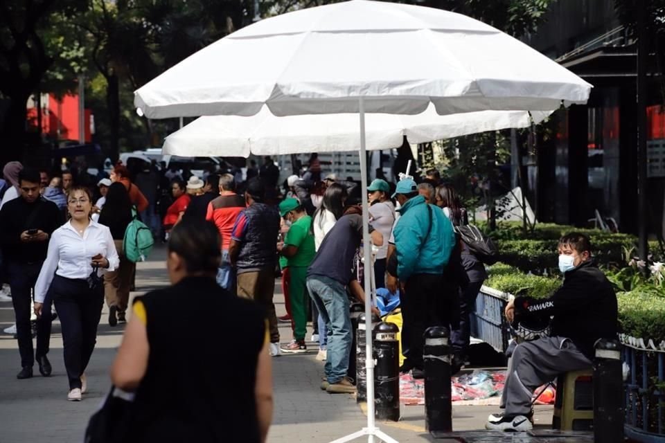 Aunque hubo tensión entre los vendedores y las autoridades, los comerciantes siguieron en los espacios.