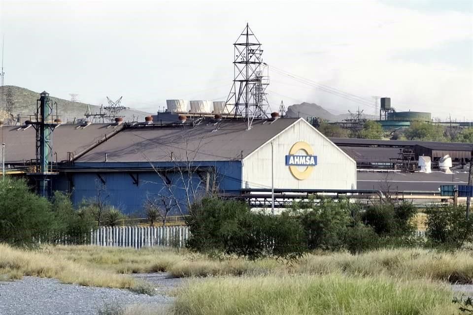 Empleados de Altos Hornos de México enfrentan incertidumbre por posibles despidos masivos ante proceso de quiebra de la empresa.