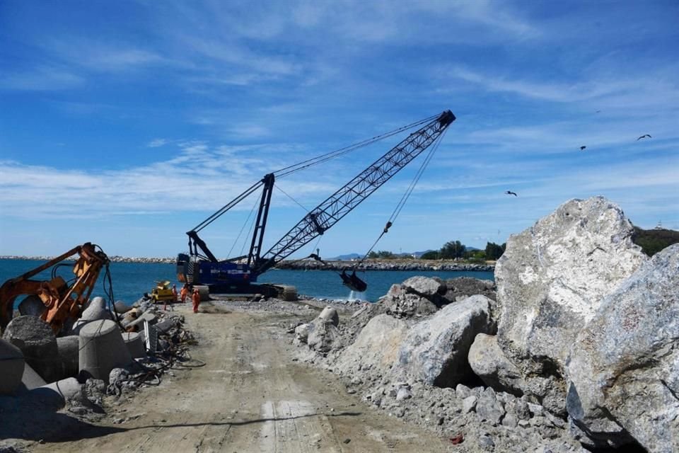 Vista de la construcción de un rompeolas en el puerto de Salina Cruz, Oaxaca.