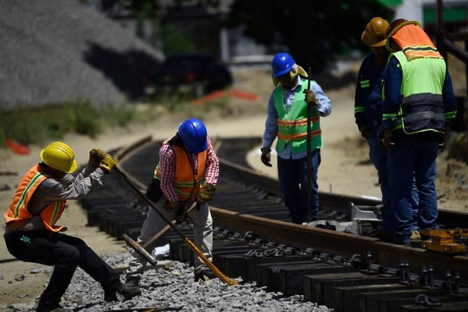 Trabajadores nivelan las vías durante las obras de ampliación del corredor interoceánico.