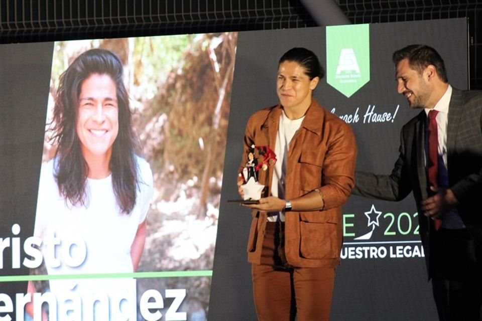 El tapatío Cristo Fernández, reconocido por participar en la serie Ted Lasso, recibió el premio Sterne 2023 por el Colegio Alemán de GDL.