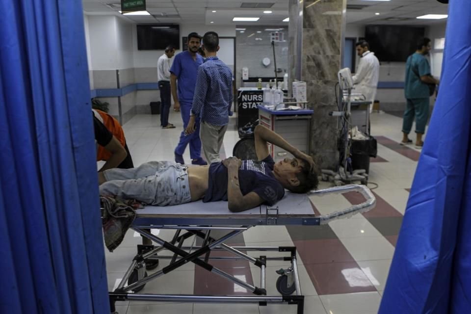 Un niño palestino herido a su llegada al hospital Al Shifa, en la Ciudad de Gaza, el 17 de octubre.