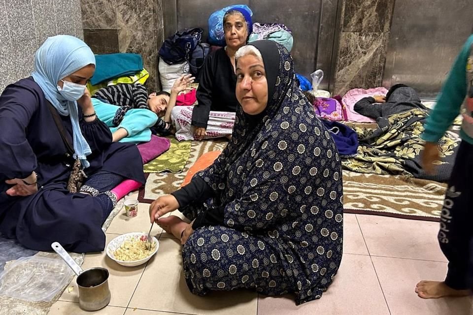 Palestinas desplazadas por los combates en Gaza descansan en el hospital Al Shifa, en la Franja de Gaza, el 10 de noviembre.