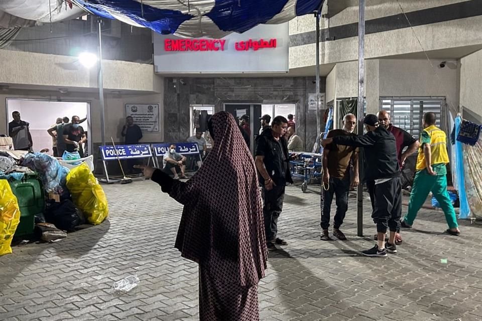 Personas esperan afuera de la sala de emergencias de hospital Al Shifa, en la ciudad de Gaza, el 10 de noviembre.