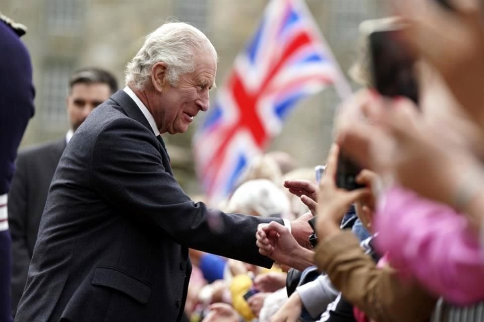 Carlos III se detiene a saludar a los ciudadanos de Inglaterra a las afueras del Palacio de Buckingham.
