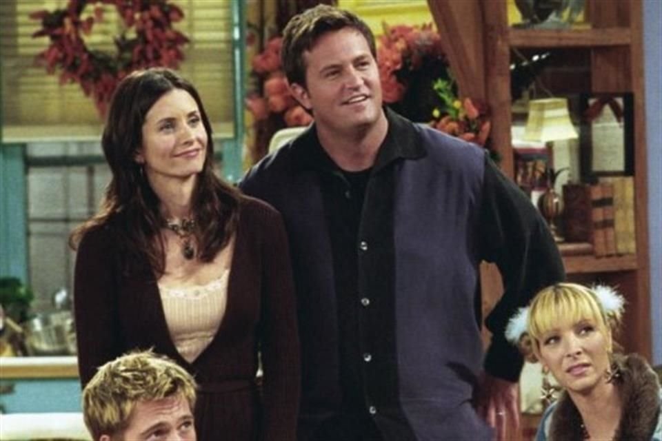 Matthew Perry y Courtney Cox en la serie 'Friends' que fue estrenada en 1994.