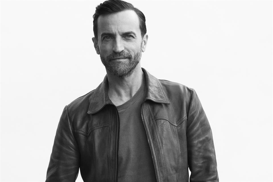 El diseñador Nicolas Ghesquiére renovó su contrato de director creativo con la firma de moda Louis Vuitton.