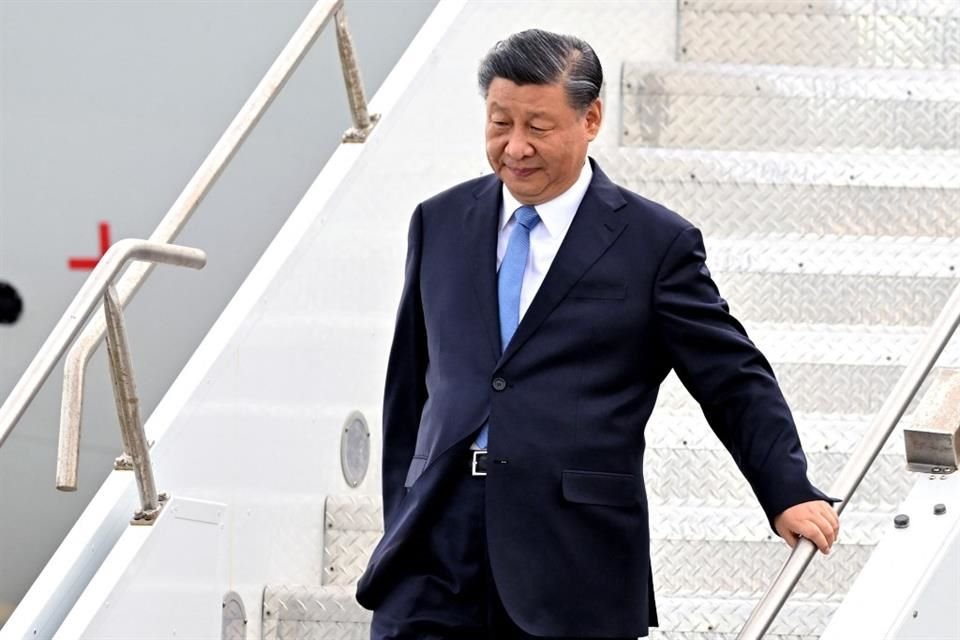 El Presidente de China, Xi Jinping, baja de su avión al llegar al Aeropuerto Internacional de San Francisco.