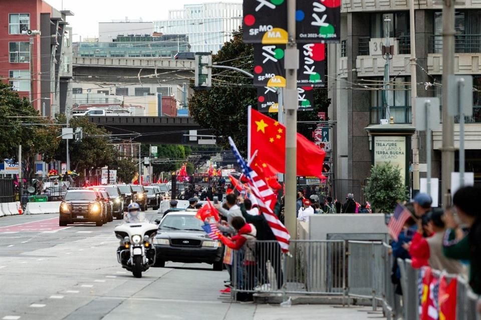 Seguidores aplauden conforme avanza la caravana de Xi Jinping en San Francisco.