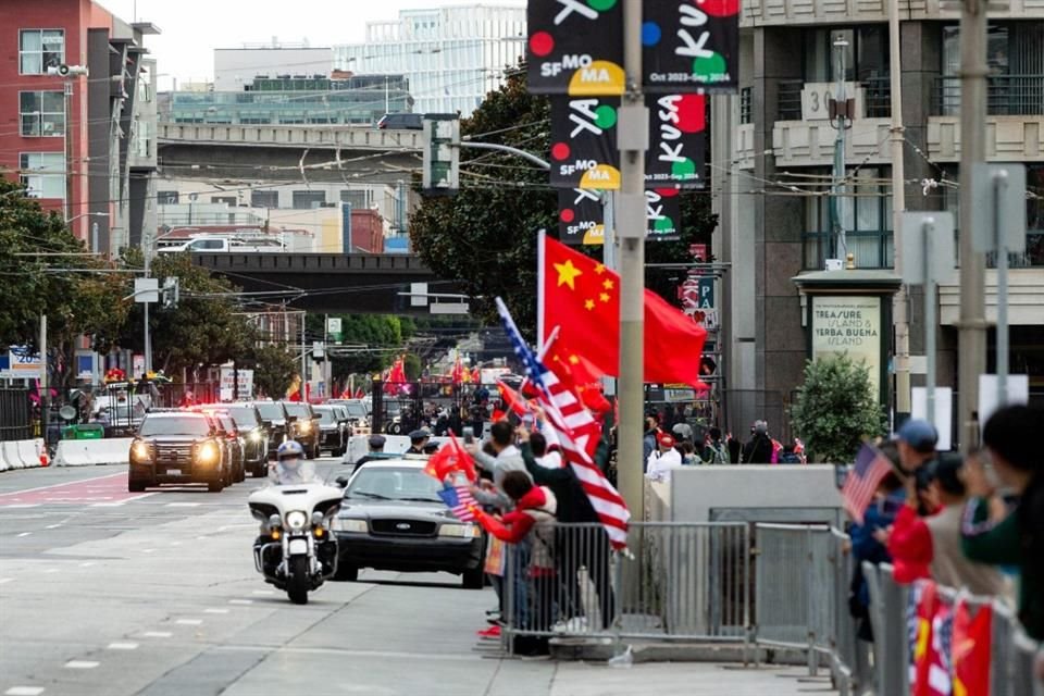 Seguidores aplauden conforme avanza la caravana de Xi Jinping en San Francisco.