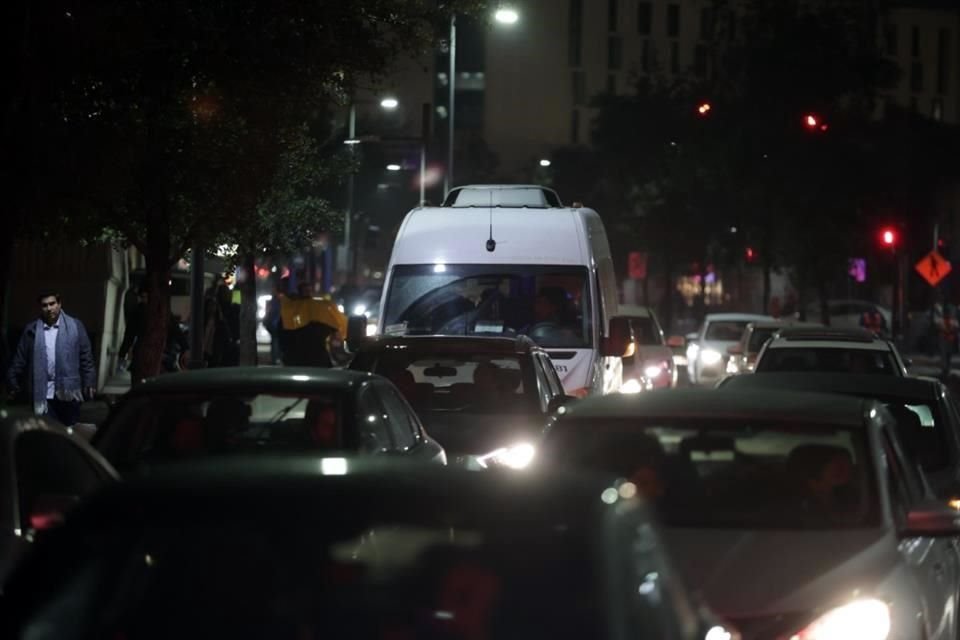 En la calle Fernando García Roel, uno de los carriles de circulación permanecía abierto porque el otro fue cerrado para el paso de asistentes al concierto.