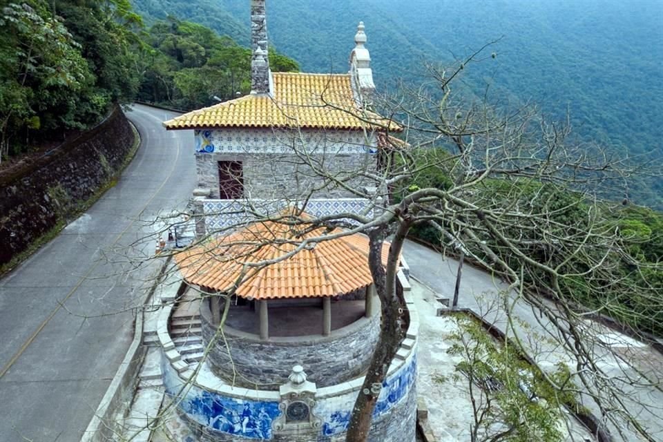 Los monumentos dan vida al paisaje y marcando el camino de quien los mira.