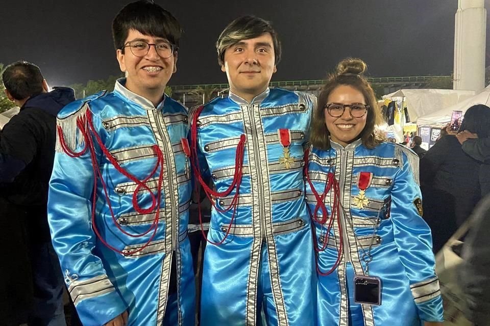 Emanuel, Josue y Anahí también eligieron el color azul para su look del concierto.