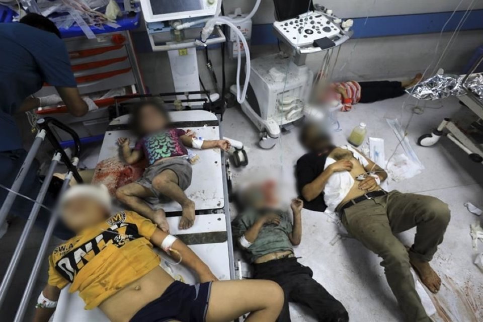 Palestinos heridos por los bombardeos israelíes esperan recibir atención en el hospital al-Shifa.